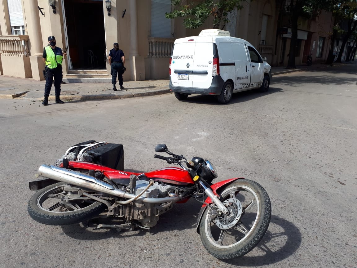Accidente: una moto de mensajería y una camioneta chocaron en Mitre y San Martín
