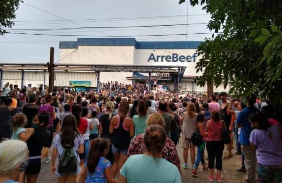 ArreBeef: sigue el conflicto y tras masiva marcha concejales de Ramallo sesionaron en Pérez Millán