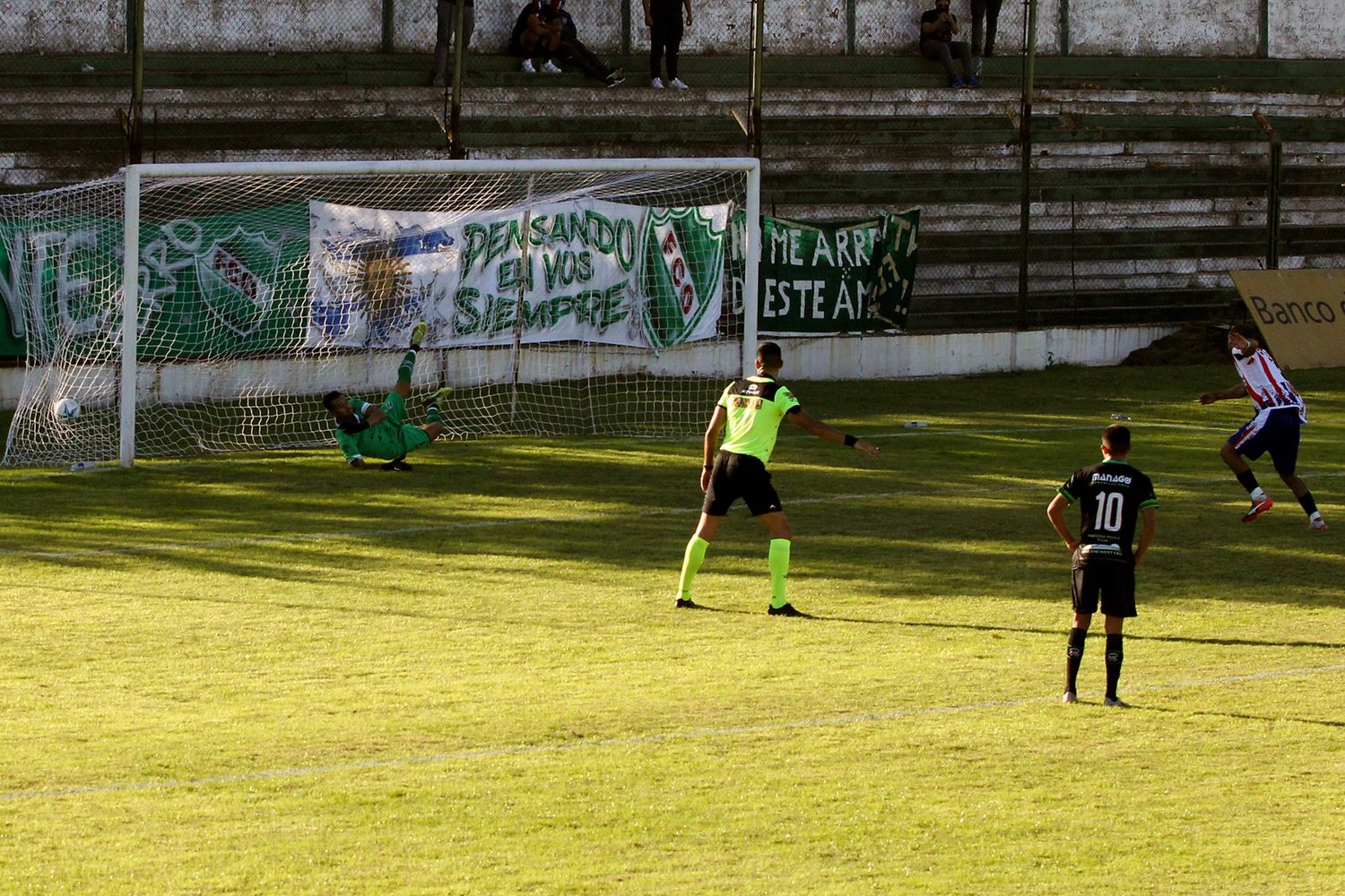 Joaquín Gil impartió justicia en un partidazo del Federal A: dos goles en el final, un penal y un expulsado