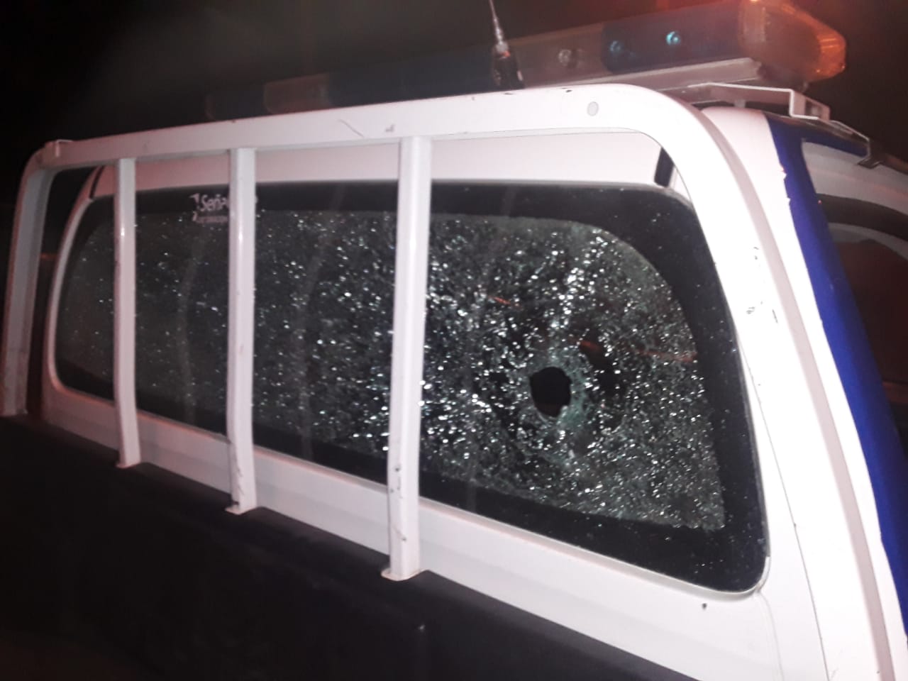 Desbarataron dos reuniones clandestinas: en una casa apedrearon a la Policía y rompieron un vidrio a un patrullero