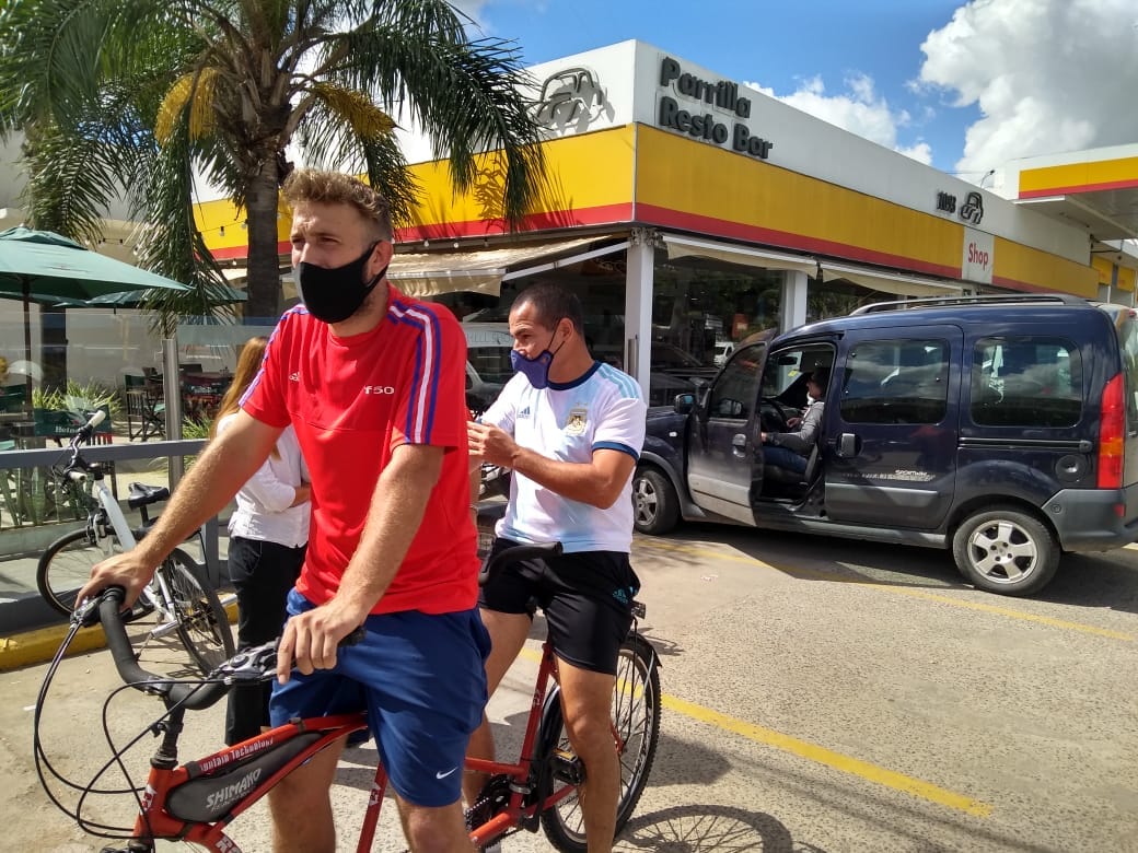 Personas con discapacidad visual recorren el país en bicicleta: llegan a San Pedro desde Córdoba
