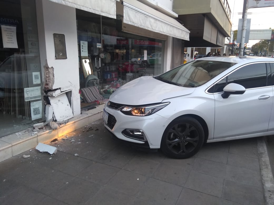 Automóvil chocó contra negocio en el centro, en Mitre al 900