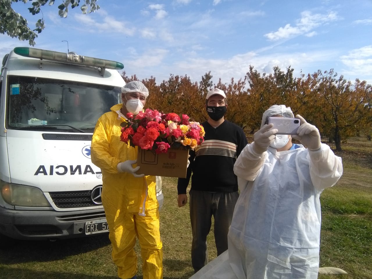 Viverista donó 300 pimpollos de rosas para el personal de la salud y pacientes con covid del Hospital “Emilio Ruffa”