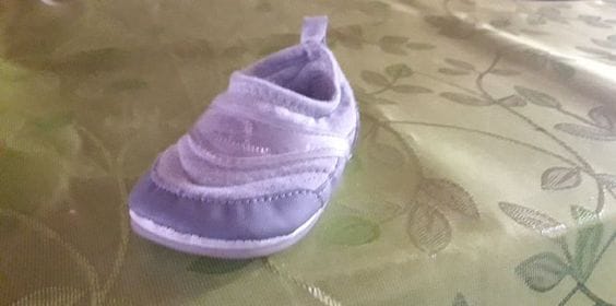 Buscan zapatilla de bebé