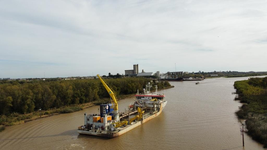 Dragan el puerto para garantizar la navegabilidad de los barcos ante la bajante del río Paraná