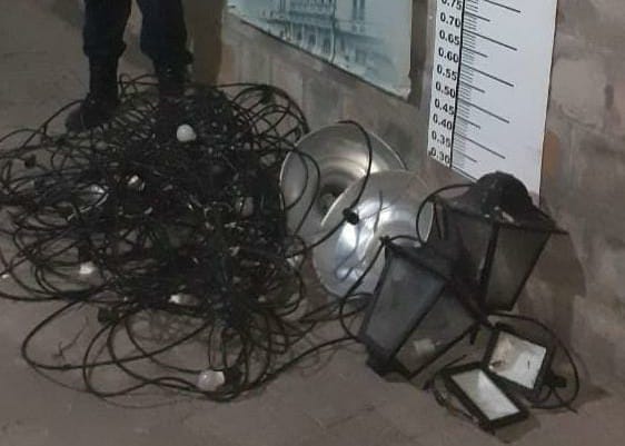 Jóvenes intentaron robar luces y cables del Paseo Público 2: la Policía los detuvo y la Justicia los liberó