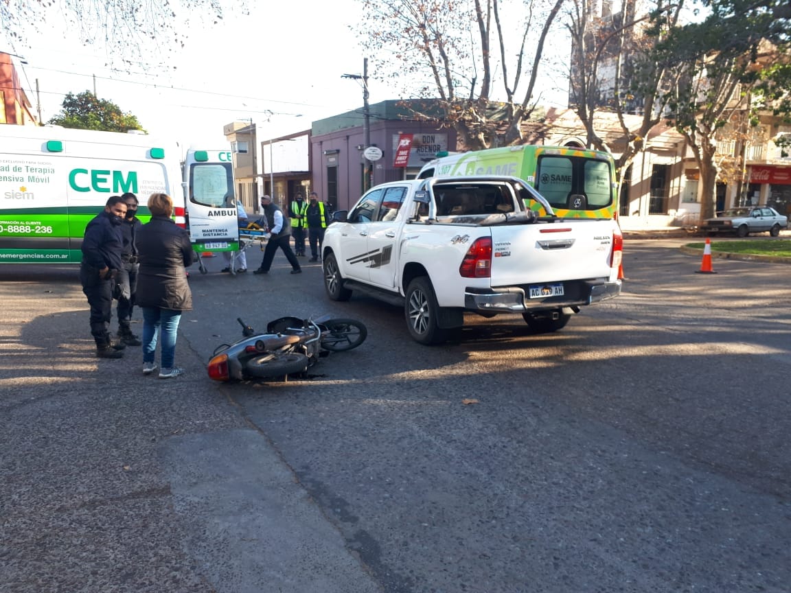 Accidente entre una camioneta y una moto en Boulevard Moreno y 25 de Mayo