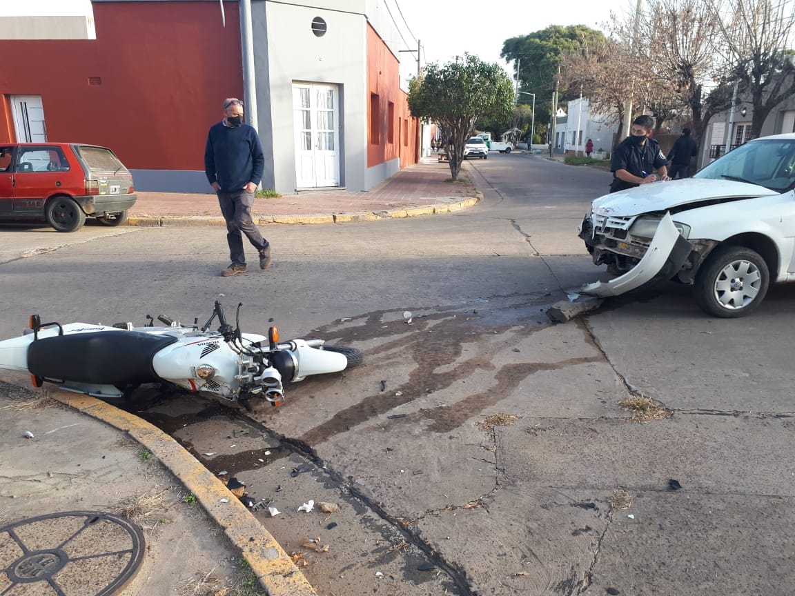 Accidente en Arnaldo y Uruguay: trasladaron a un motociclista al Hospital