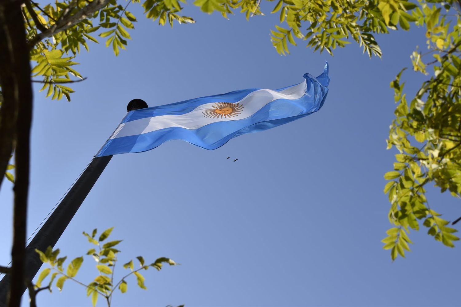 9 de Julio: izaron en el mástil del Nuevo Boulevard una bandera argentina donada por el Centro de Estudios Históricos