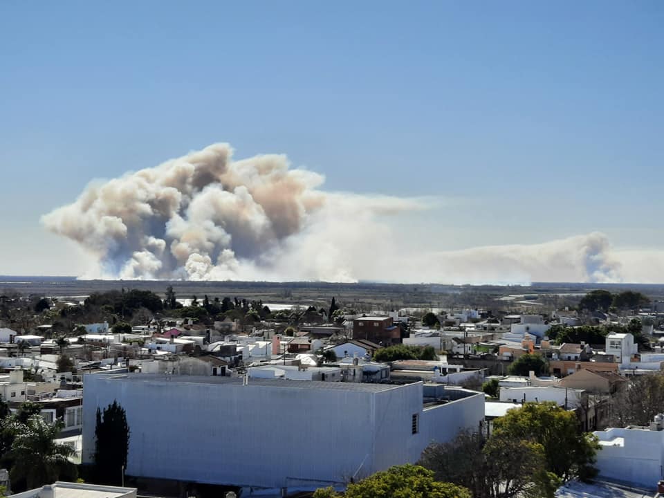 Sigue el humo por la quema en las islas: aumentó la superficie de la zona incendiada