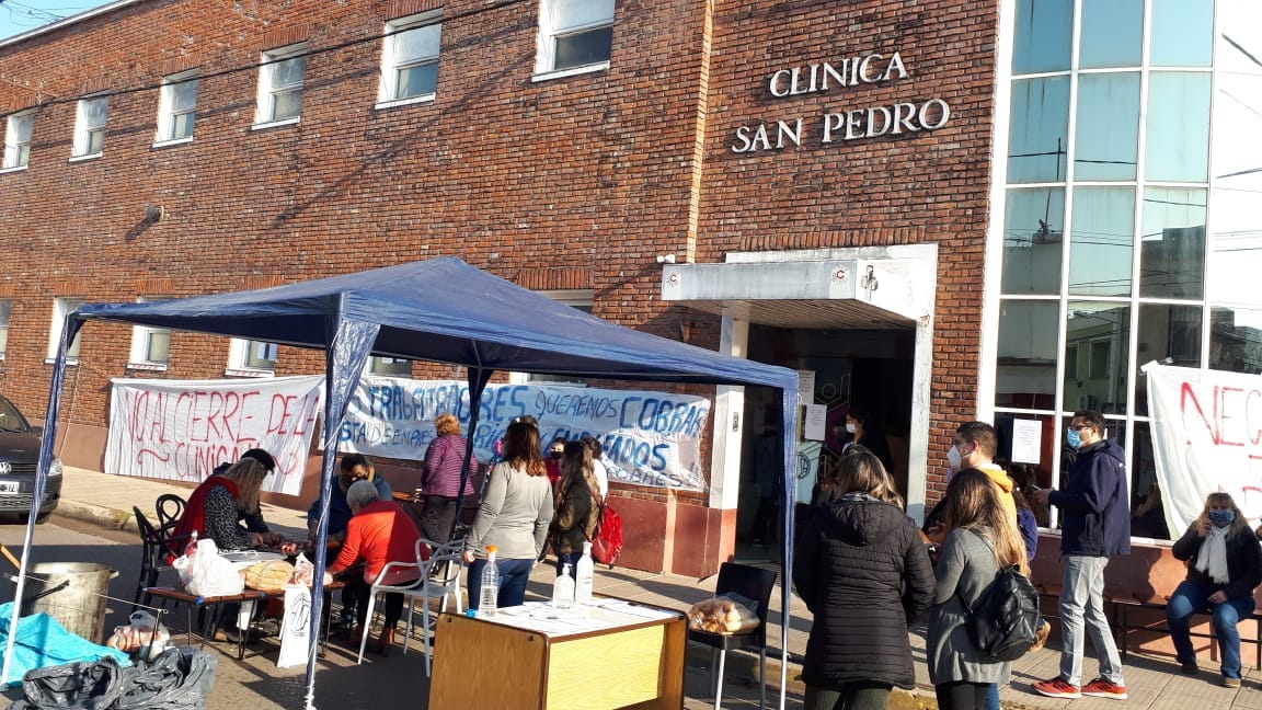 Clínica San Pedro: juntan firmas en la puerta para pedir respaldo a la comunidad, mientras permanecen en el edificio