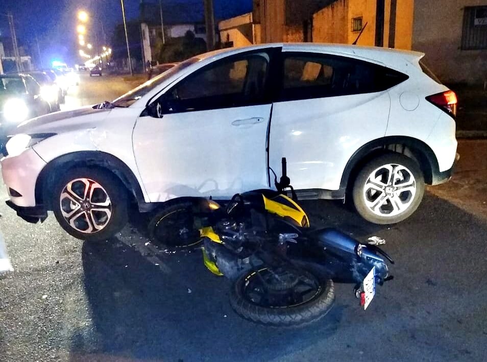Motociclista sufrió heridas de consideración al impactar contra un auto