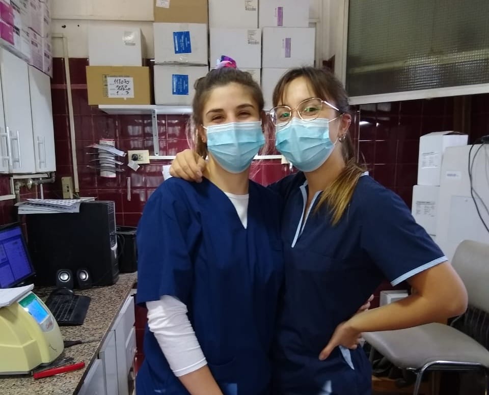 Aprender en el Hospital: la experiencia de Florencia y Valentina, estudiantes de bioquímica que ayudan en el laboratorio