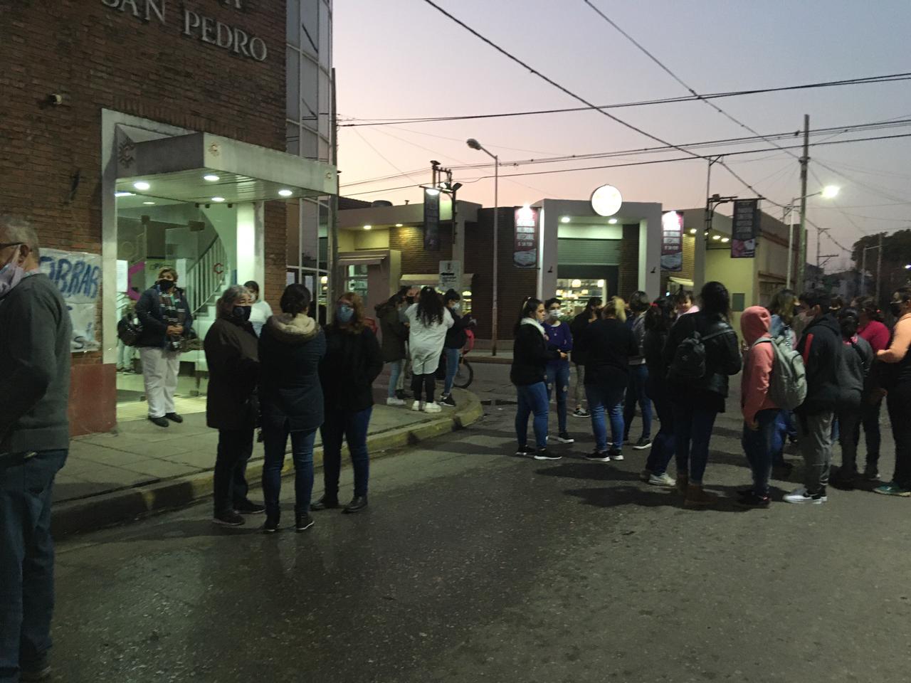 Cierre de la Clínica San Pedro: trabajadores cortaron la calle para reclamar