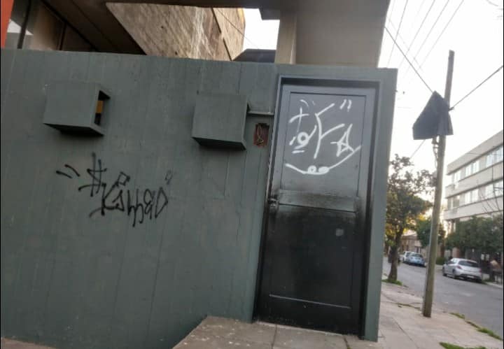 Cultura pintó el edificio de Salta y Arnaldo y este martes amaneció con graffitis