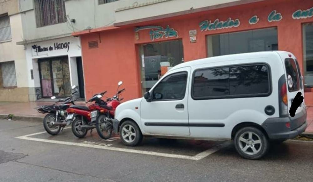 #ReporteCiudadano: “Totalmente indignada, no tenía dónde estacionar mi moto”
