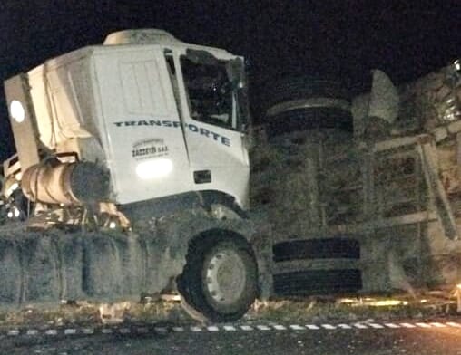 Violenta colisión entre dos camiones, uno llevaba pollos