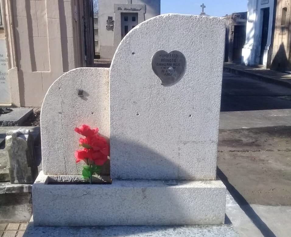 El Caballero Rojo ya tiene su monumento en el cementerio