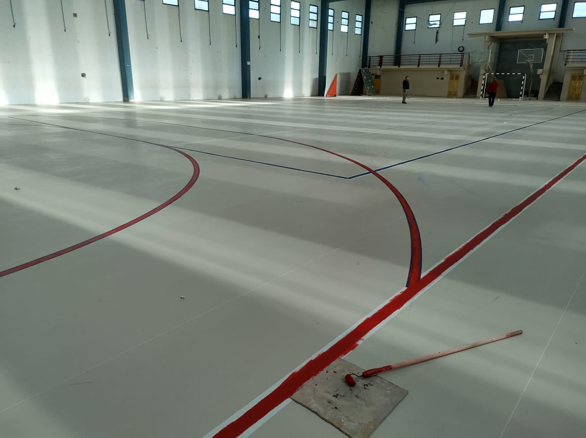 Obra en el Estadio Municipal: demarcan el nuevo piso del gimnasio y llegó material para construir oficinas