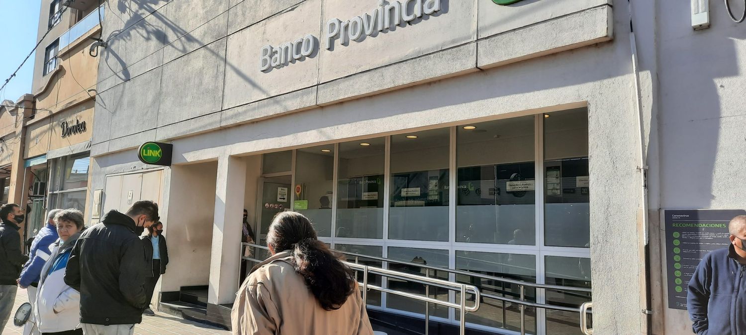 La Municipalidad depositó los sueldos pero los empleados no cobraron: consultaron a Casa Central del banco Provincia