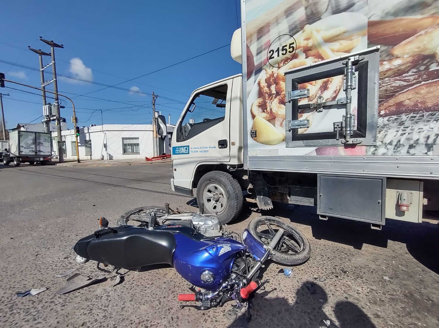 Motociclista trasladada al Hospital tras chocar contra un camión de alimentos en Sarmiento y Caseros