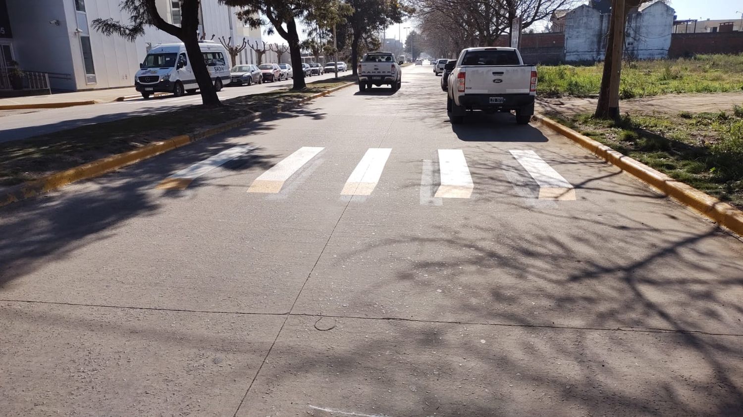 Cómo funciona la senda peatonal 3D que pintaron en el acceso por avenida Sarmiento