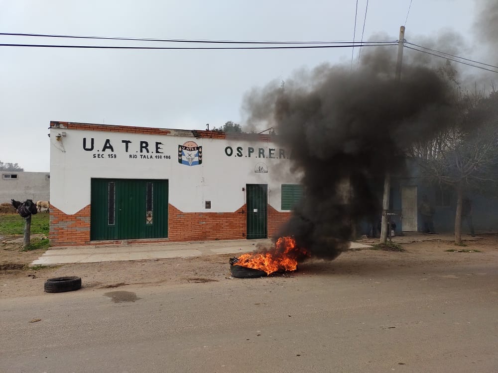 Desalojaron la sede de la UATRE de Río Tala y hubo quema de neumáticos