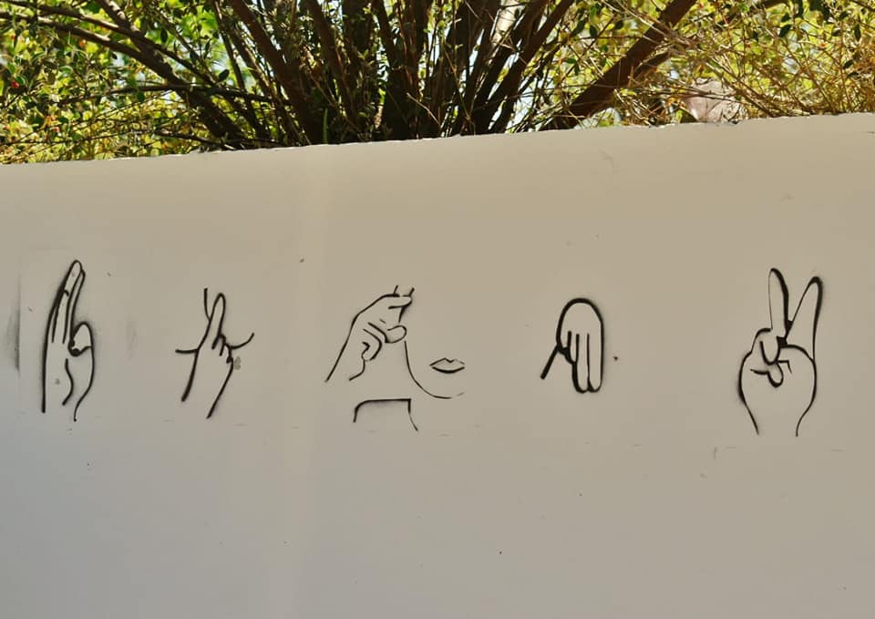 Día Nacional de las Personas Sordas: pintaron el abecedario de lengua de señas en el exbalneario
