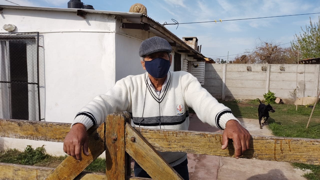 Elecciones Paso 2021: Ramón un vecino del barrio San Miguel que se acerca a votar siempre en bicicleta