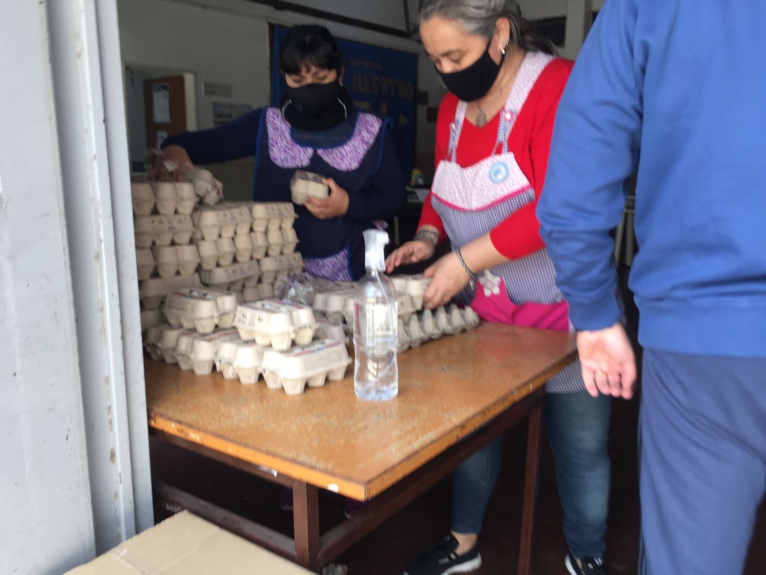 Los comedores escolares siguen sin funcionar: entregan más de 12.500 cajas con alimentos