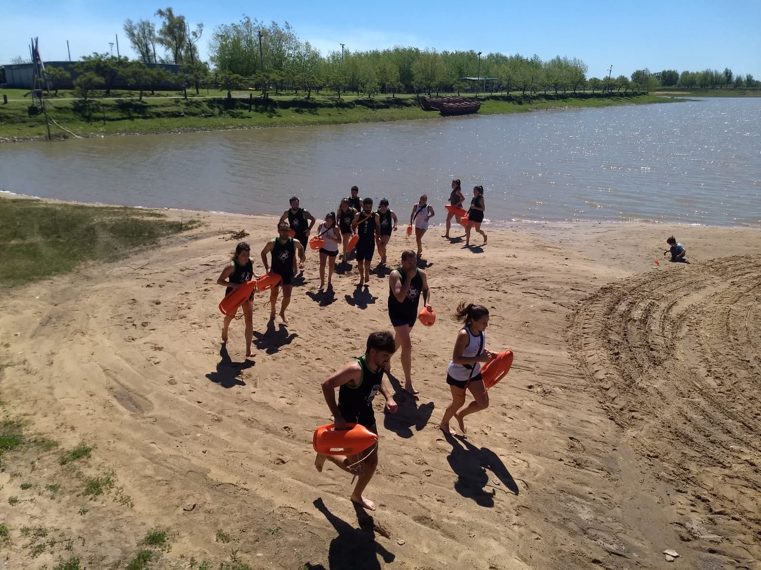 La escuela de guardavidas de Baradero comenzó con sus entrenamientos en el río en San Pedro