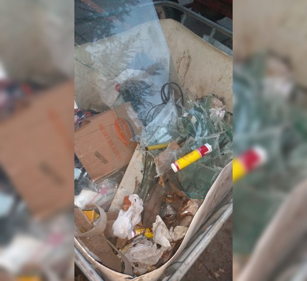 Piden a los vecinos que “no tiren basura” en los tachos para reciclaje de la plaza Constitución