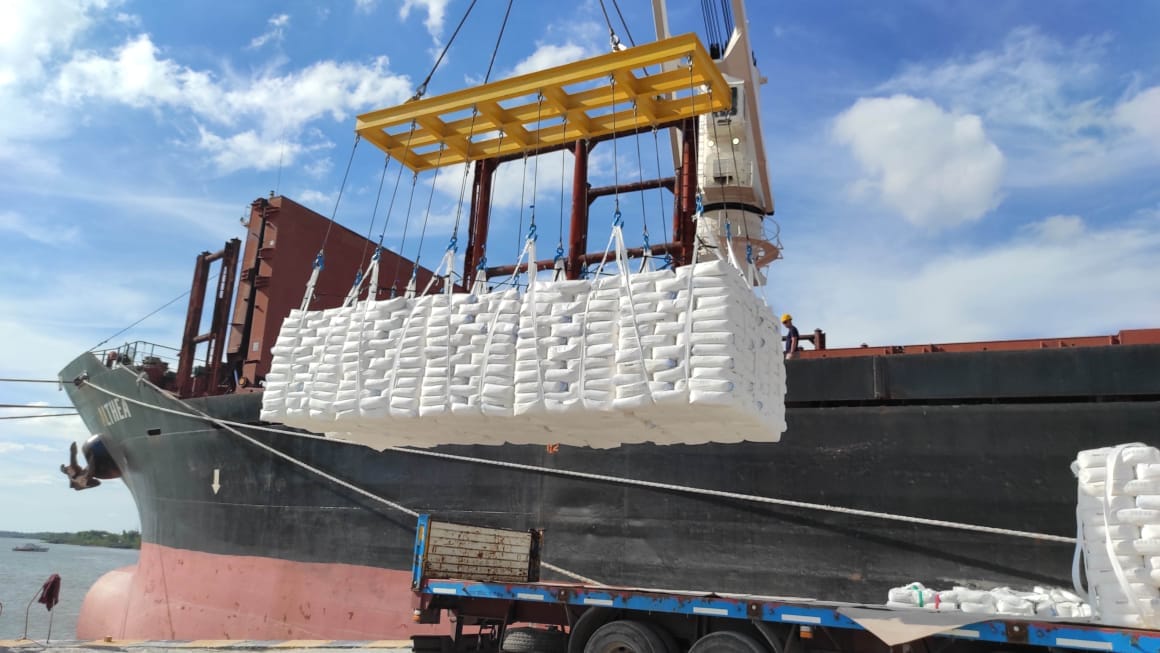 Comenzó la carga de harina de trigo con destino a Cuba