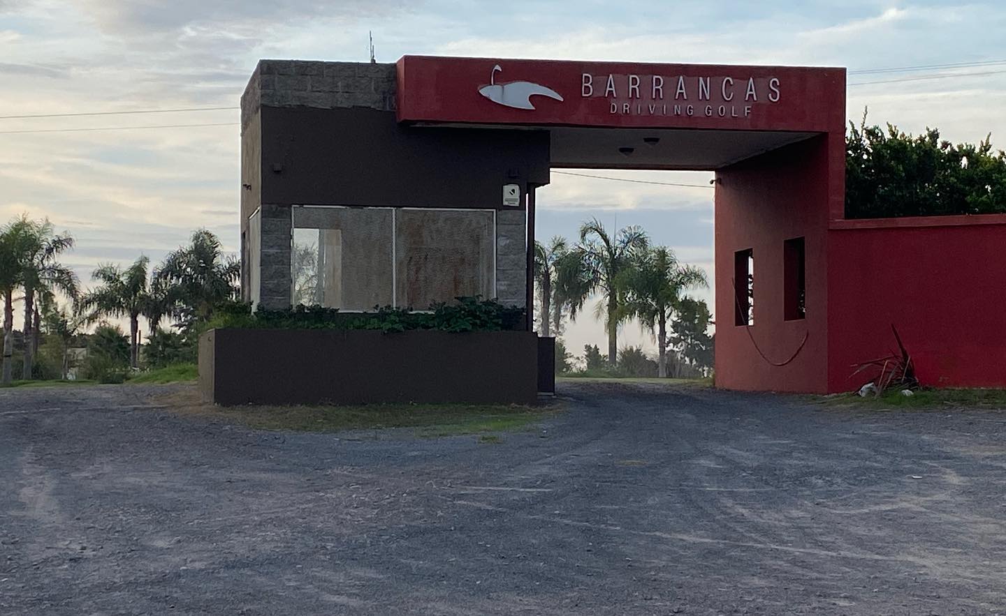 Investigan asalto a mano armada en el complejo Barrancas Driving Golf
