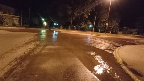 Pérdida de agua en Caroni al 900: “Hasta un chico en moto se patinó”