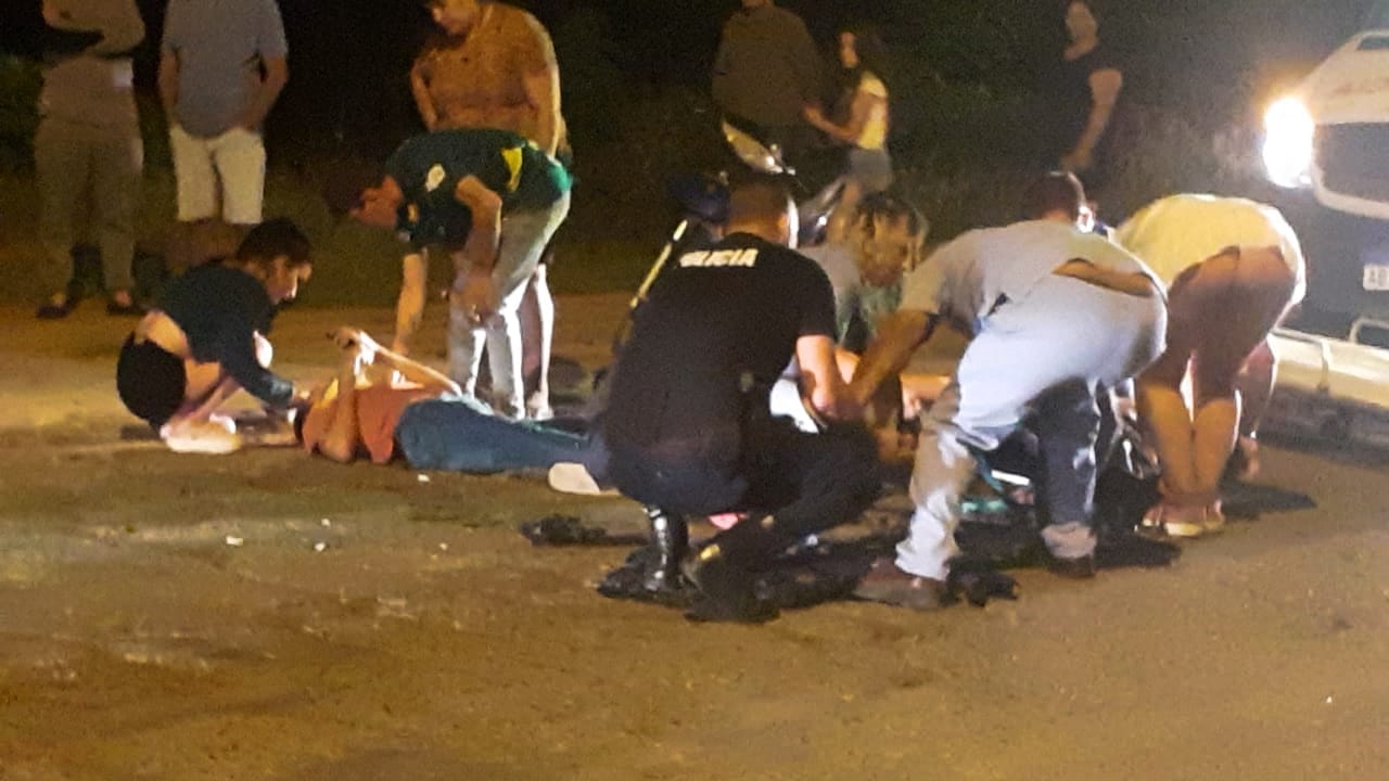 Tres motociclistas heridos en violenta colisión sobre Lucio Mansilla