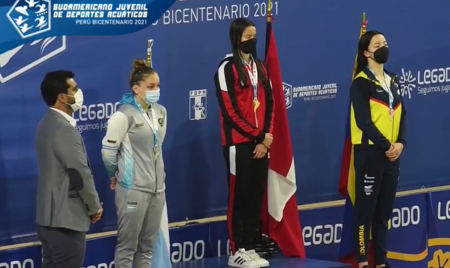 Otras dos medallas para Candela Raviola en el Sudamericano juvenil: plata en 200 metros espalda y en una posta mixta