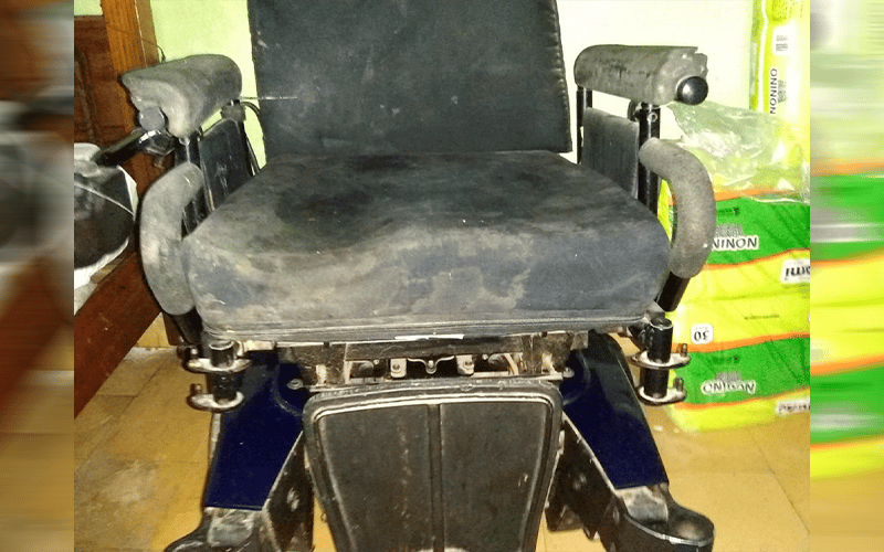 Vende silla de ruedas eléctrica para costear gastos de tratamiento