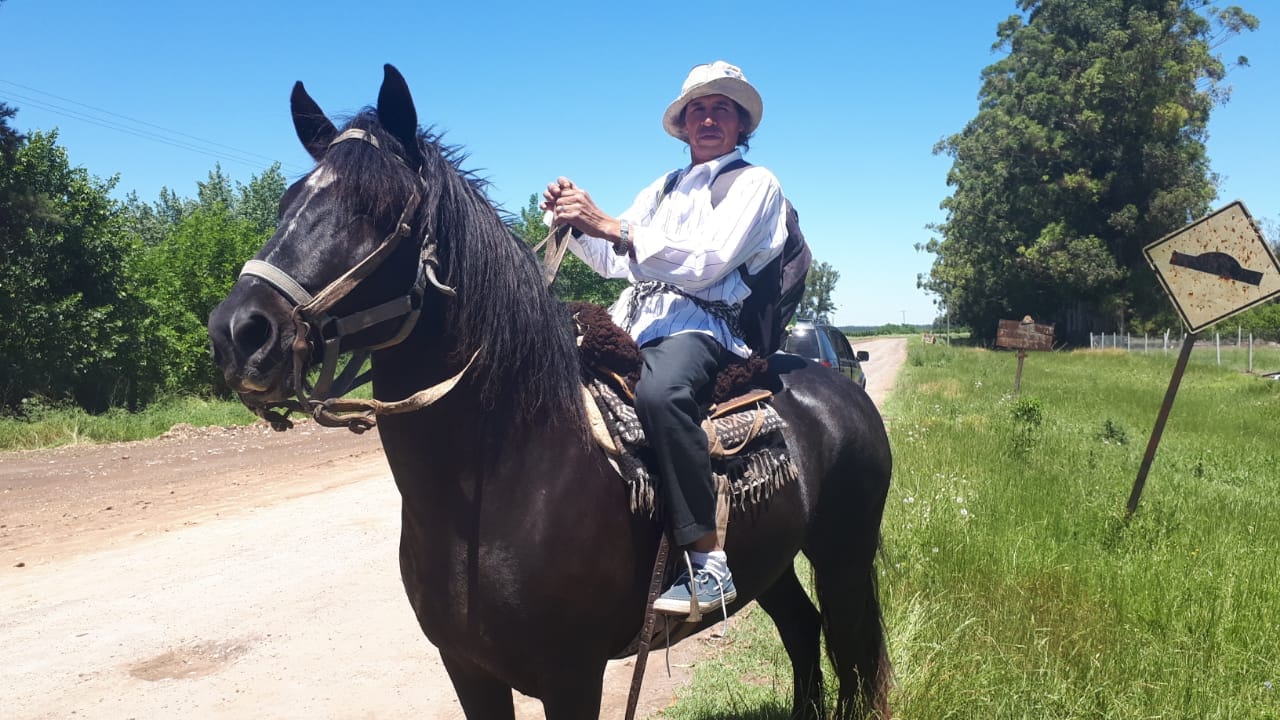Elecciones 2021: Carlos Pogonza se acercó a votar a caballo
