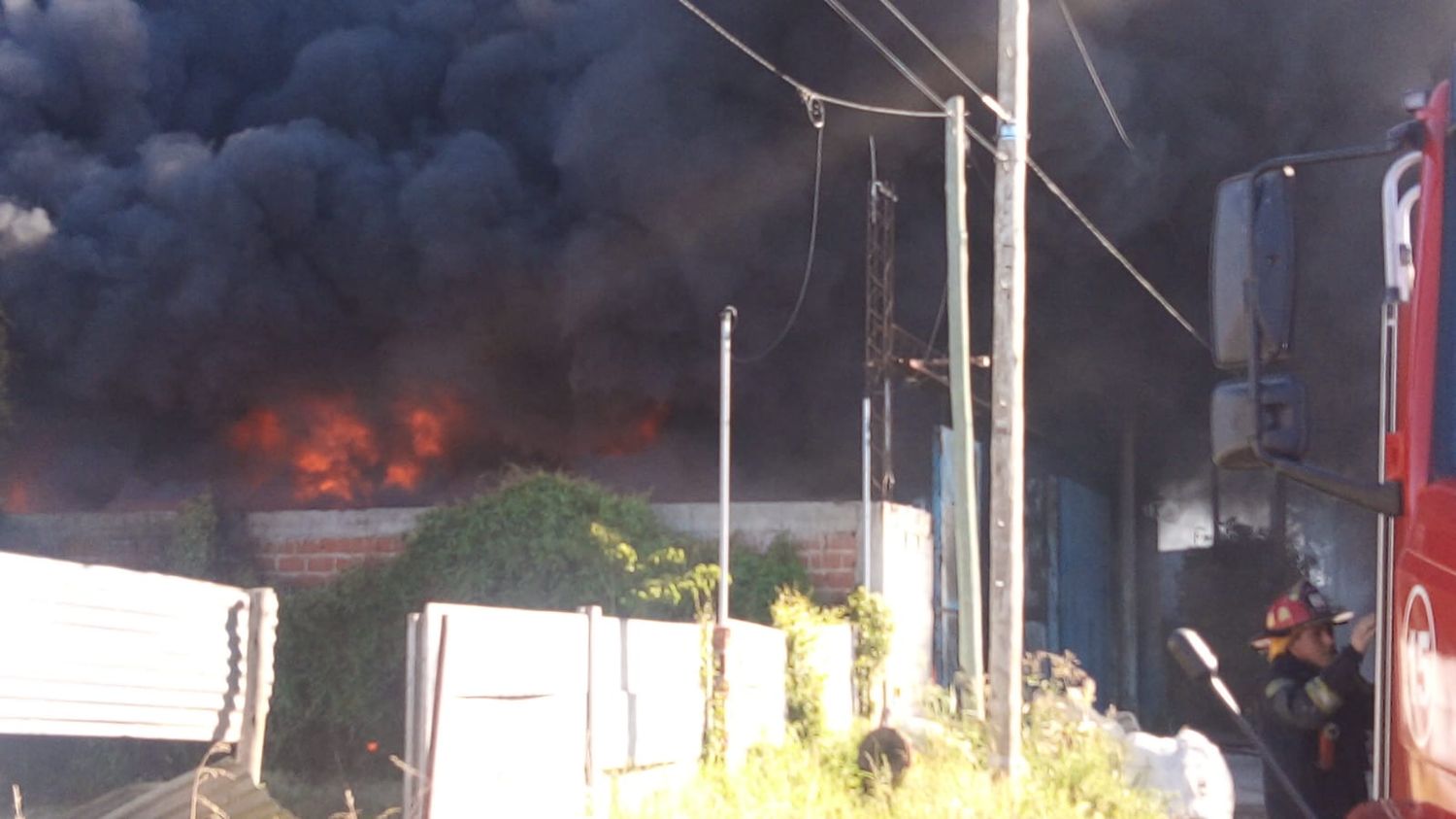 Incendio en el galpón de Melgar: trabajan 6 dotaciones de Bomberos y hay peligro de derrumbe