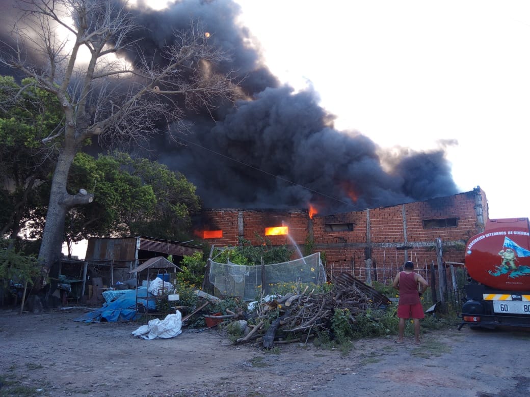 Incendio en el Galpón de Melgar: Bomberos trabajó durante la madrugada