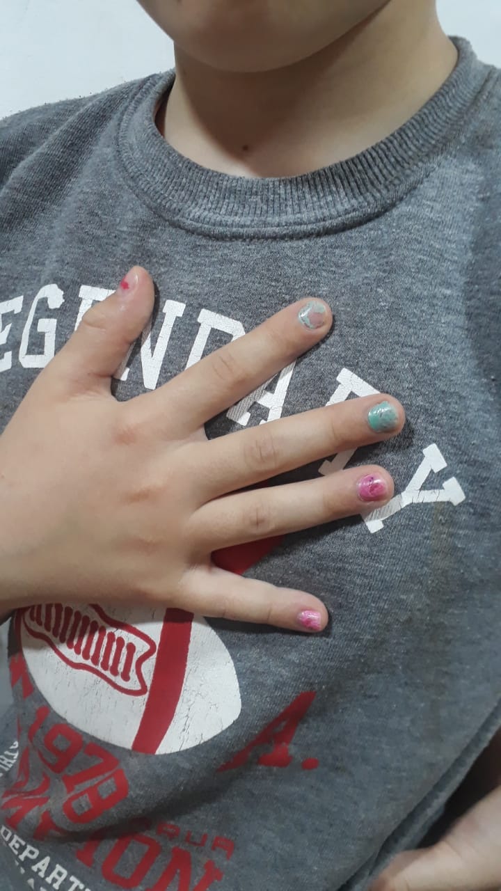 Bullying: Por pintarse las uñas, se vio obligado a cambiar de escuela