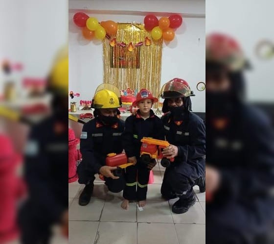 A tres meses del incendio de su casa, Ciro festejó su cumpleaños con Bomberos