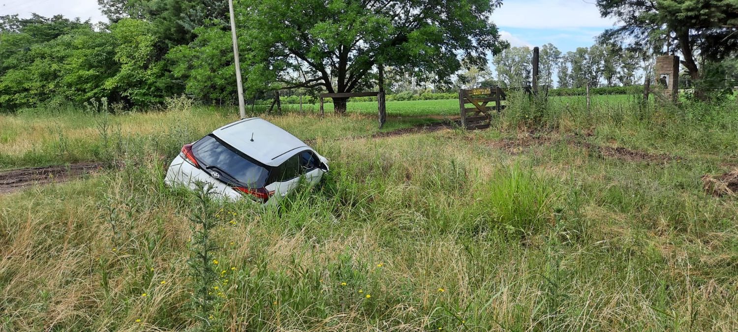 Hallaron el auto robado en el asalto a una mujer en Belgrano y Saavedra: cayó en una zanja en ruta 1001