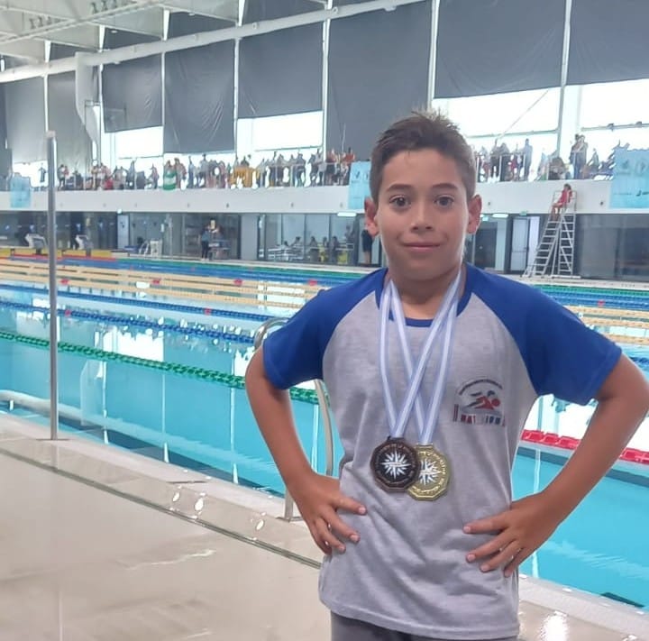 Una docena de nadadores locales en el República para infantiles y menores: Simón Rodríguez Guzzo logró tres medallas