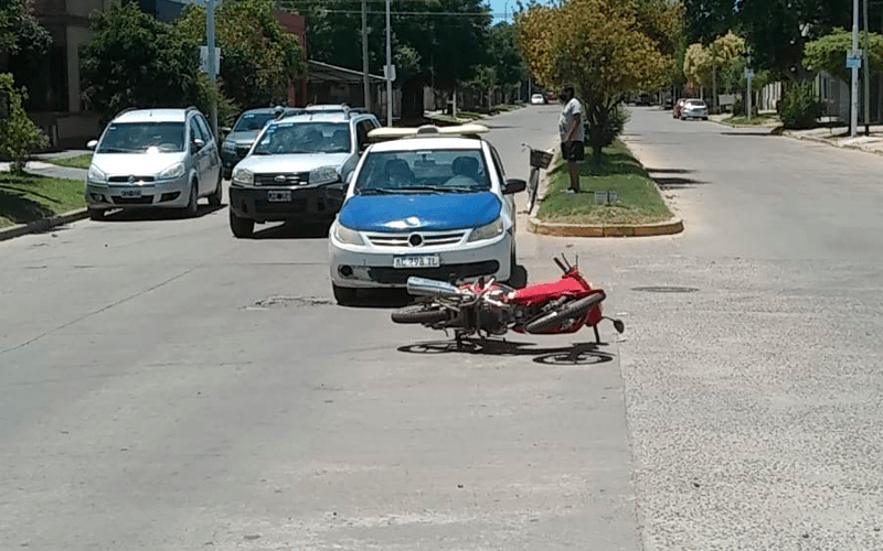 Una moto y un auto chocaron en Chacabuco y 11 de Septiembre