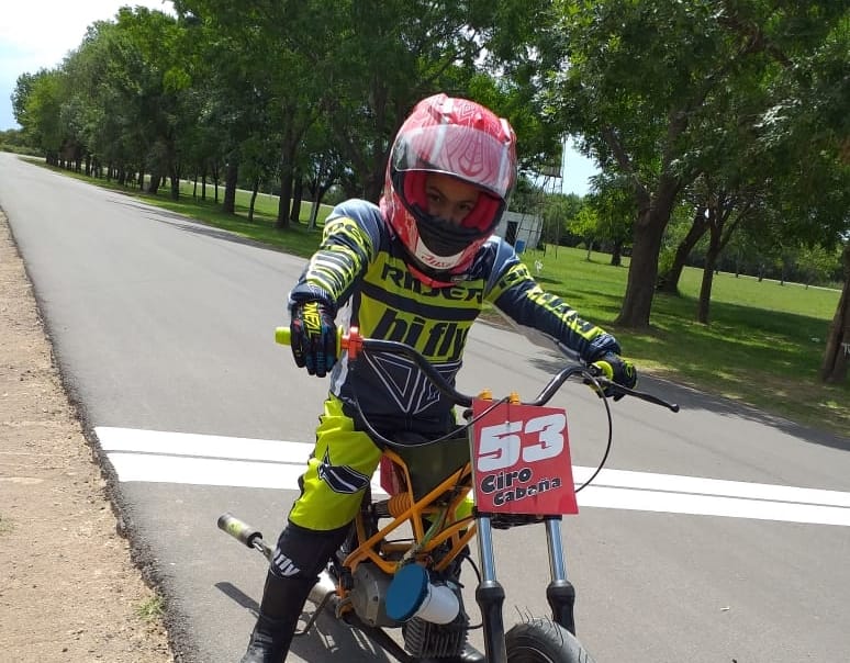 Ciro se prepara para competir en un campeonato de motociclismo