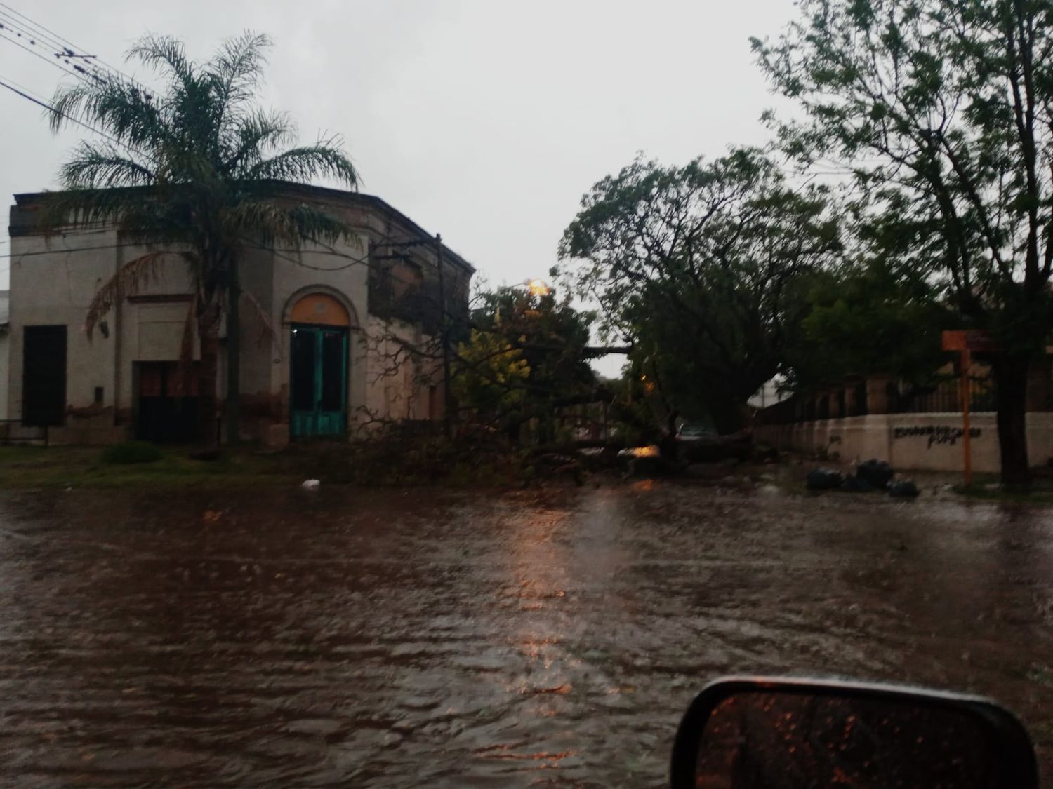 Diluvio y granizo: anegamientos y daños en distintos sectores de la ciudad