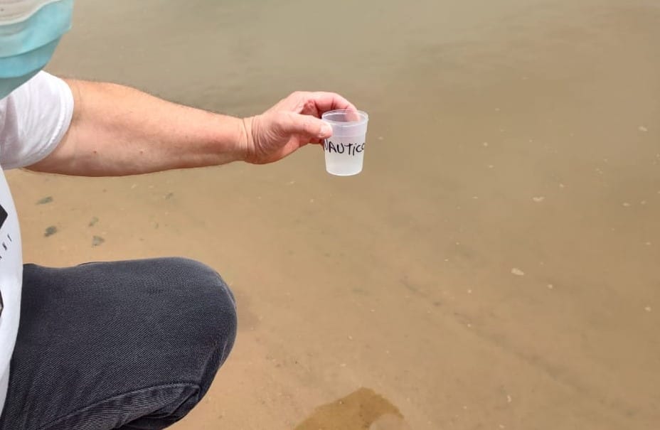 Cianobacterias en el río: tomaron muestras en la costa para enviar a analizar
