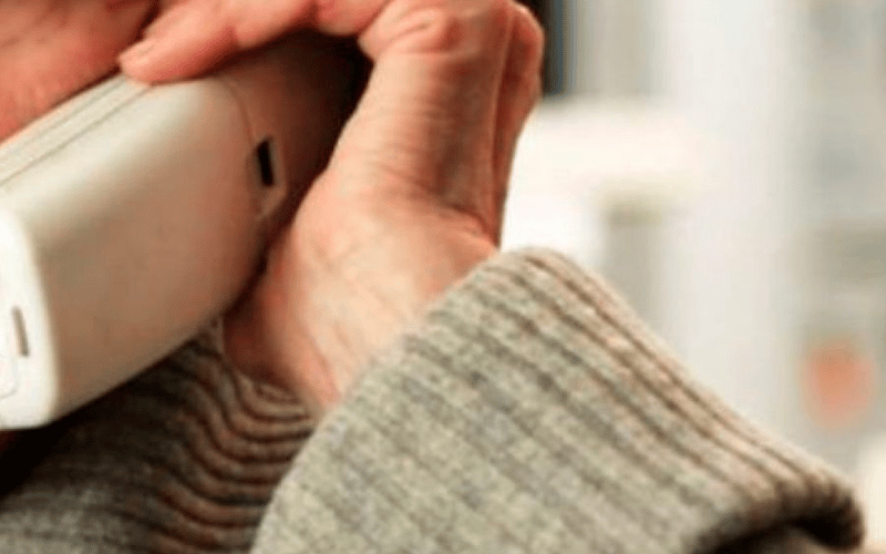 Estafa telefónica: una mujer de 78 años entregó sus ahorros a una supuesta “amiga”